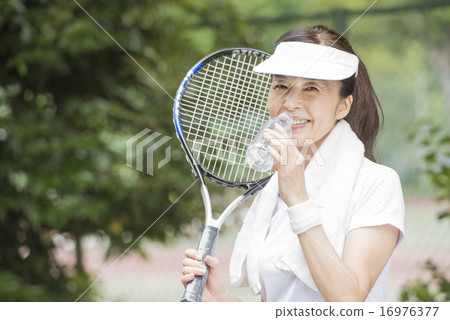 A woman in his 50s playing tennis A woman in his 50s playing tennis 16976377