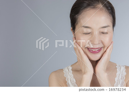 一個50多歲的女人 一個50多歲的女人 16978234