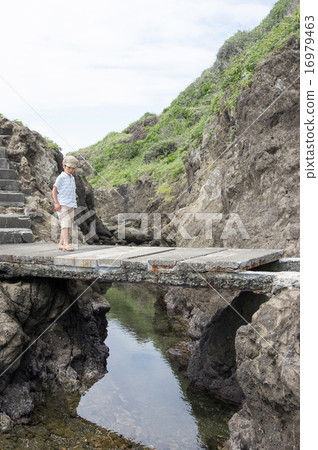 穿過石橋的孩子（三浦半島，長濱海岸） 16979463