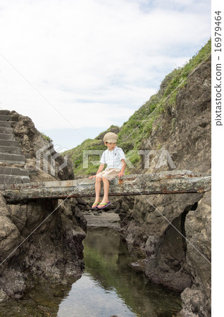 孩子坐在石橋（三浦半島，長濱海岸） 16979464