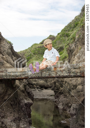 孩子坐在石橋（三浦半島，長濱海岸） 16979465