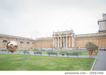 Courtyard of the Vatican Museum front Pigna Courtyard of the Vatican Museum front Pigna 16981498