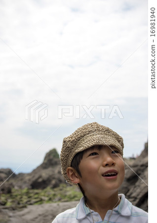 微笑的孩子和海岸背景 微笑的孩子和海岸背景 16981940