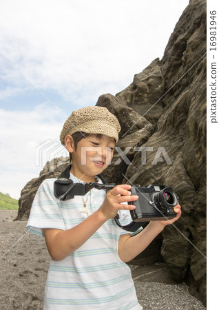 一個孩子在海灘拍攝。小攝影師(三浦半島,長濱海岸) 一個孩子在海灘拍攝。小攝影師(三浦半島,長濱海岸) 16981946