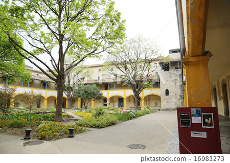 Van Gogh's hospital and the courtyard 16983273