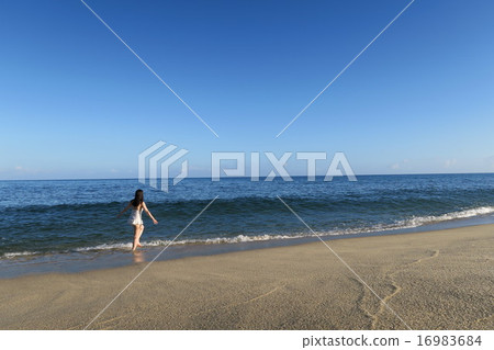 Beach and ladies 16983684