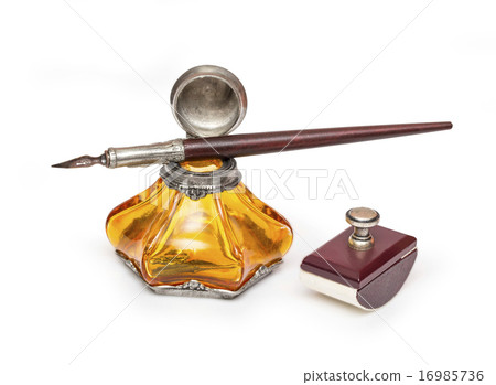 Vintage fountain pen and inkwell Vintage fountain pen and inkwell 16985736