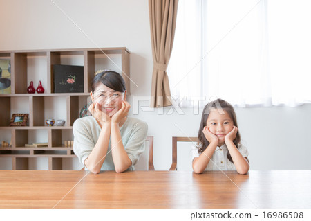 daughter, mother and child, rest one's chin in one's hands 16986508