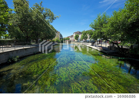 村莊Lirshurasorg和Sorg河在古色古香的城市知道 16986886