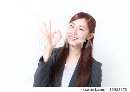 Female employee who issues OK sign Female employee who issues OK sign 16988378