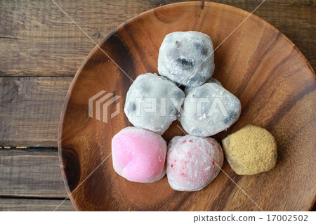 Various kinds of delicious daifuku on an acacia plate 17002502