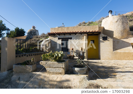 Dwelling cave into mount. Chinchilla de Monte-Aragon 17003298