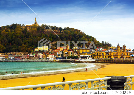 La Concha bay in cloudy day at Donistia 17003299