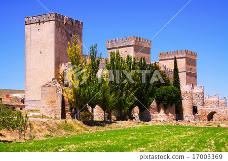 General view of castle of Ampudia General view of castle of Ampudia 17003369