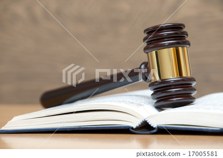 wooden gavel and books wooden gavel and books 17005581
