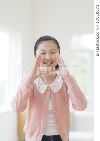 A girl with a smile 17010073