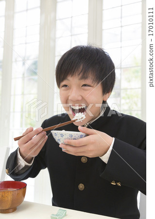 Men's junior high school students at the table 17010111