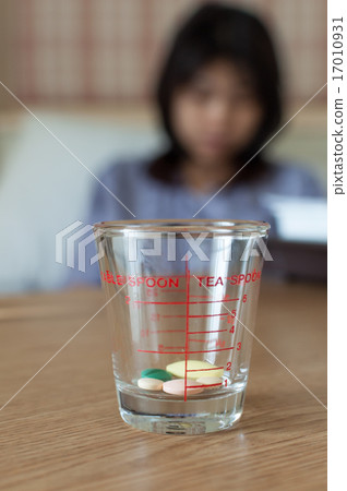 Patient's series : cup of medicines 17010931