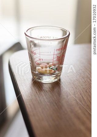 Patient's series : cup of medicines 17010932