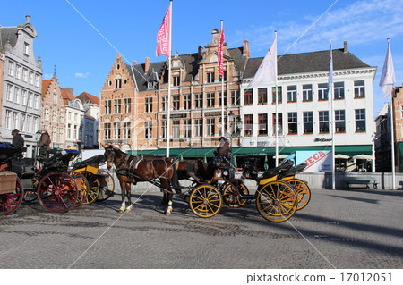 在市場廣場的觀光的支架在布魯日比利時 17012051