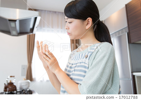 worried, worry, homemaker 17012788