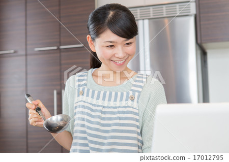 主婦 家庭主婦 烹飪 17012795