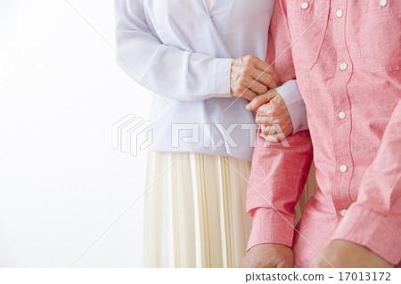 一對老夫婦用拐杖 一對老夫婦用拐杖 17013172