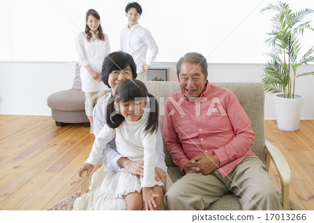 與家人交談 與家人交談 17013266
