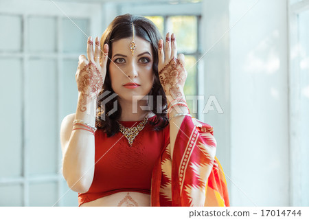 Indian picture on woman hands, mehendi tradition decoration 17014744