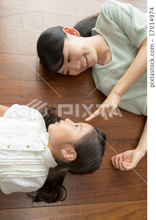 lie on one's back, mother and daughter, pointing 17014974