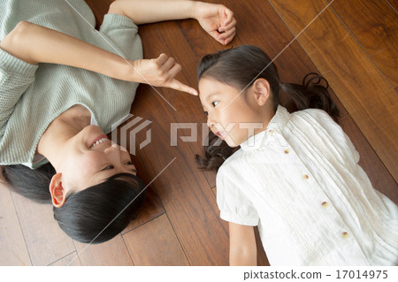lie on one's back, mother and daughter, pointing 17014975
