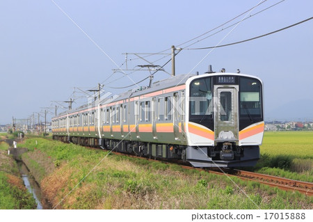Echigo Line E129 series in early autumn (6 cars: at the time of appearance) 17015888