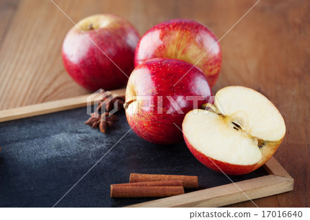 Juicy fresh apples 17016640