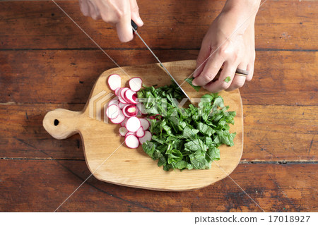 準備野餐切蘿蔔 17018927