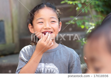 一個吃野餐水果的男孩 一個吃野餐水果的男孩 17018936