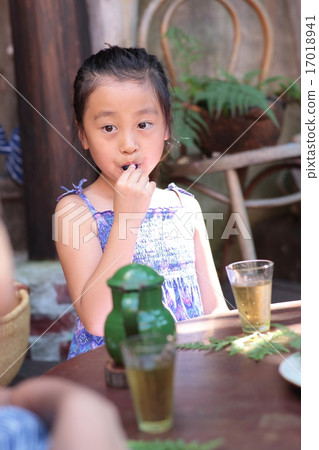 A girl who eats a picnic fruit 17018941