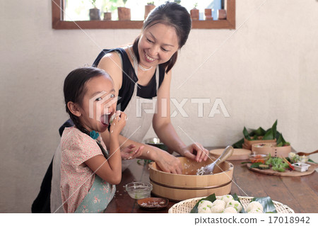 Prepare a picnic Hold a rice ball with parent and child Prepare a picnic Hold a rice ball with parent and child 17018942