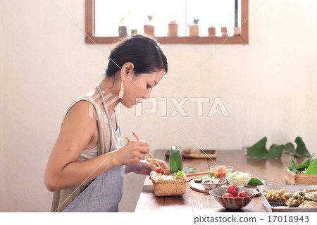 Preparing a picnic and making a box lunch 17018943