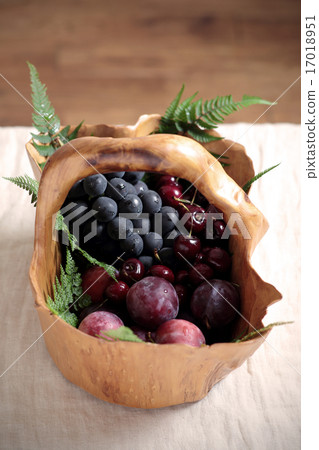 Picnic preparation Fruit basket 17018951