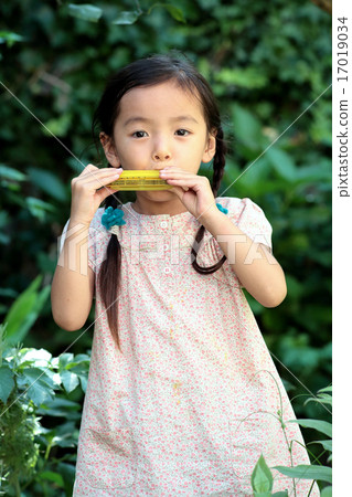 吹野餐口琴的女孩 17019034