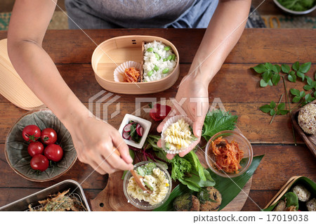 準備野餐和盒飯午餐 17019038