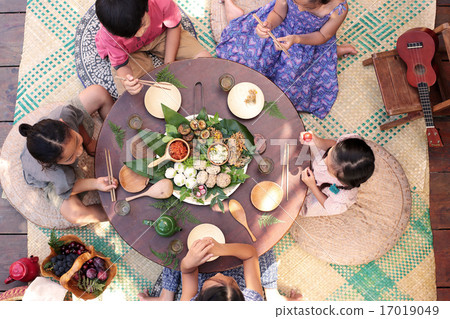 Meals surrounding a picnic table Meals surrounding a picnic table 17019049