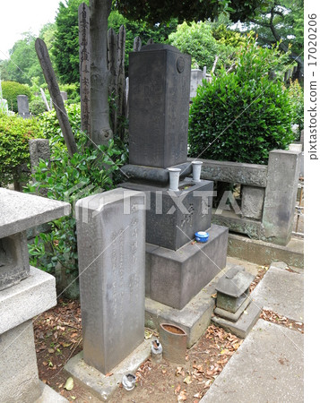 在津島區的慈悲寺,谷崎潤一郎的墳墓 在津島區的慈悲寺,谷崎潤一郎的墳墓 17020206