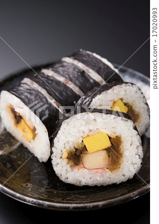Thick rolled sushi 17020993