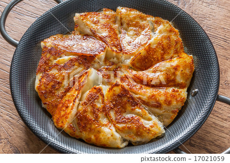 Iron pot dumplings Chinese food Pot sticker Chinese food 17021059