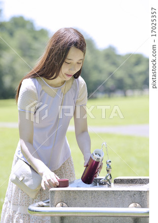把水放的一個少婦在水瓶 把水放的一個少婦在水瓶 17025357