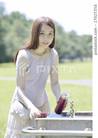 把水放的一個少婦在水瓶 17025358