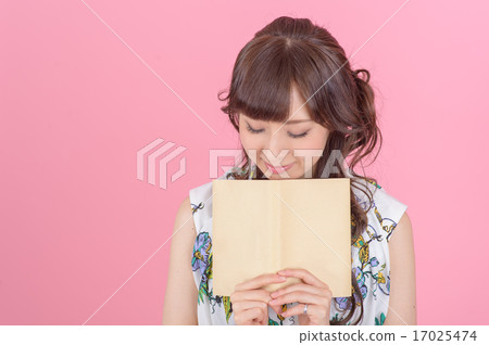 一名年輕女子讀 一名年輕女子讀 17025474