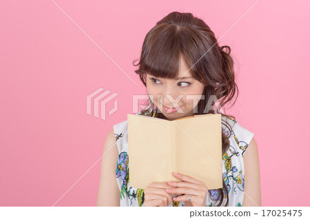 一名年輕女子讀 一名年輕女子讀 17025475