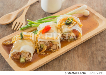 Spring rolls with vegetables and chicken Spring rolls with vegetables and chicken 17025493